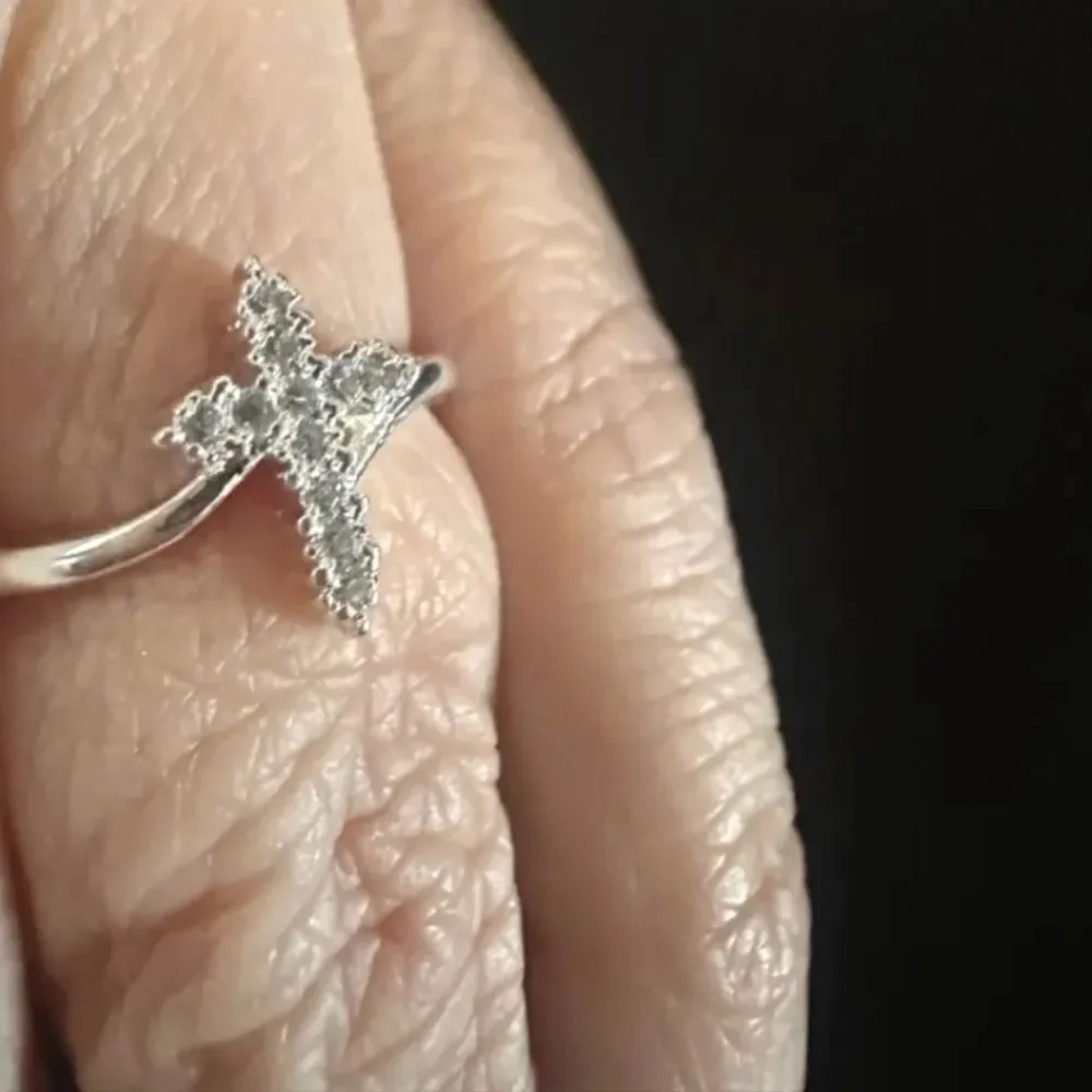 Ladies 925 Sterling Silver Sparkling Cross Design ring sz 7